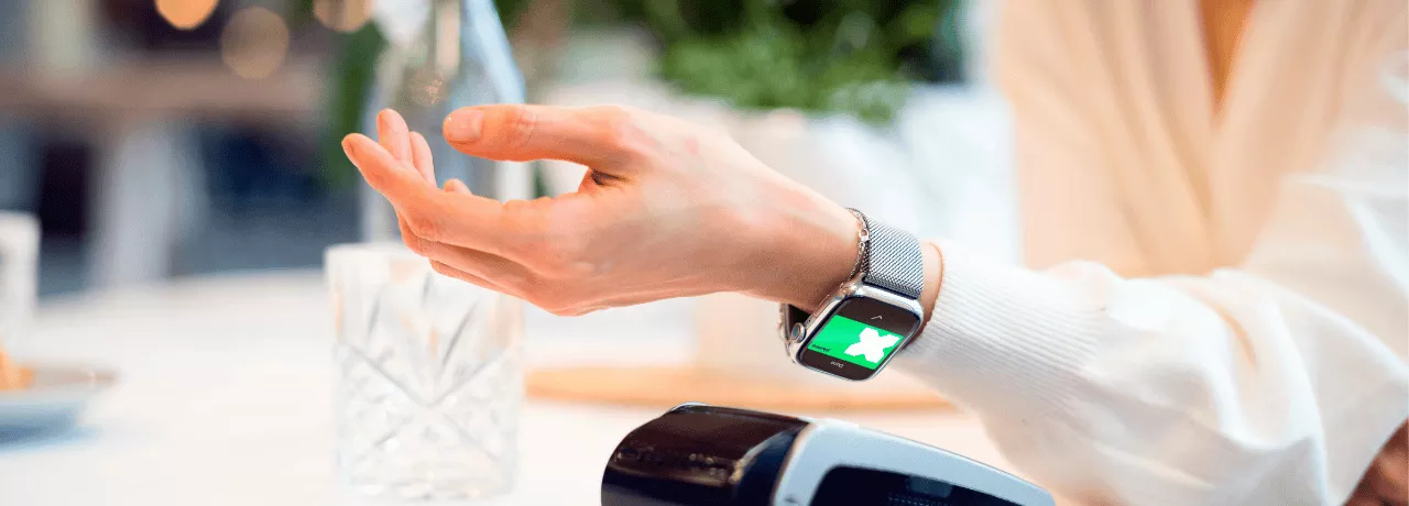 Paiement sans contact avec une carte virtuelle Pluxee via une montre connectée dans un restaurant au Luxembourg
