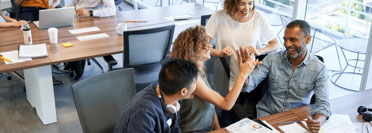Équipe motivée et épanouie en entreprise : les clés du bien-être au travail selon Pluxee Luxembourg 