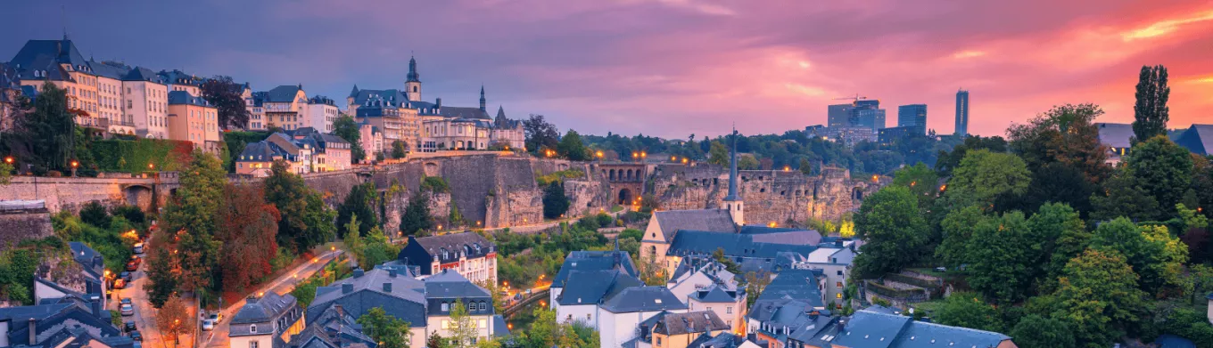 Vue globale sur le Luxembourg au coucher de soleil - Pluxee vous accompagne pour vos ponts jours fériés et longs weekends pour savoir que faire au Luxembourg 