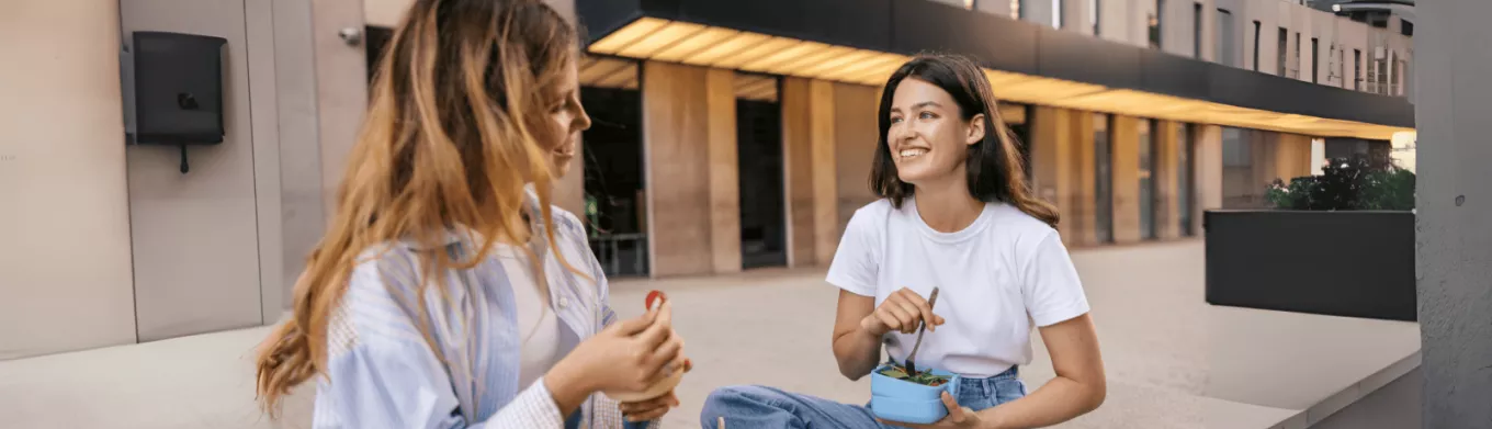 2 collègues en train de déjeuner grâce à leur chèques repas Pluxee dont la valeur faciale a augmenté au Luxembourg 