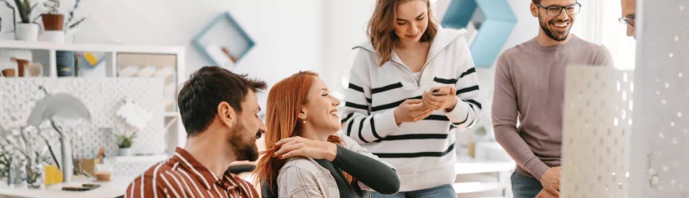 Quatre employés motivés et heureux dans leur entreprise  