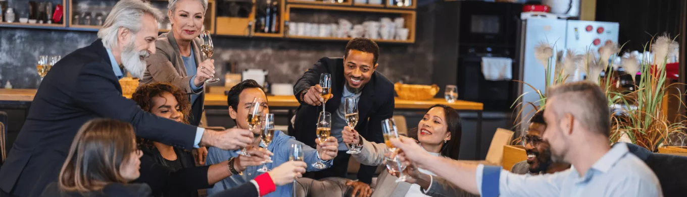 Collègues qui célèbrent la fin d'année ensemble - conseils pluxee luxembourg