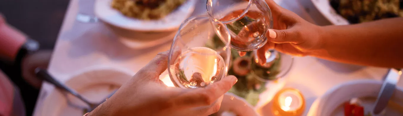 Deux amoureux trinquent avec leurs verres autour d'un repas romantique au Luxembourg