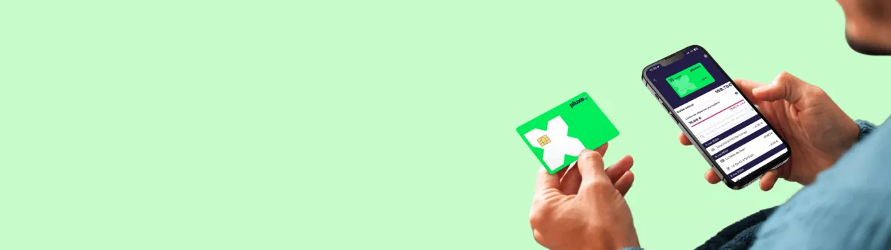 Un homme tenant dans ses mains un téléphone et une carte chèque repas, utilisant toute la puissance et l'efficacité de l'application Pluxee au Luxembourg