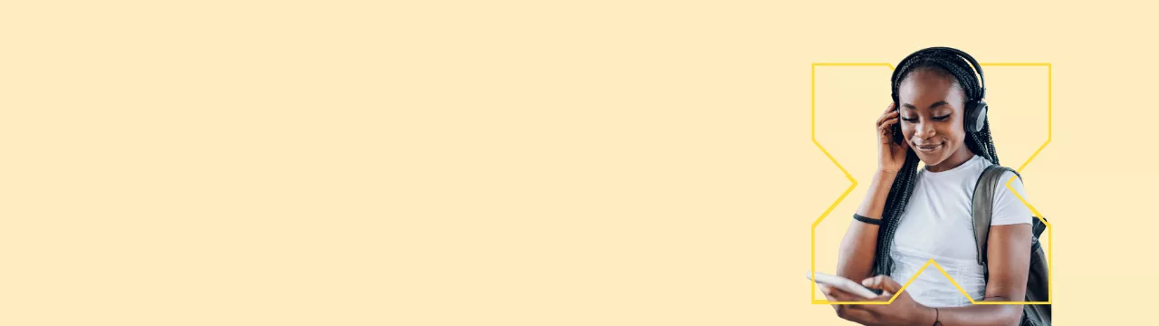 Une femme utilise son téléphone et profite pleinement de la puissance de l'application Pluxee pour ses chèques cadeaux au Luxembourg