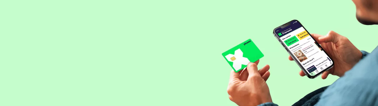 Homme tenant dans sa main sa carte Pluxee Lunch et dans son autre main un téléphone avec l'application Pluxee Luxembourg ouverte lui permettant d'accéder à toutes ses fonctionnalités