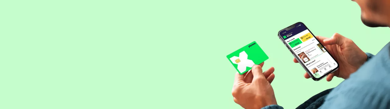 Homme tenant dans sa main sa carte Pluxee Lunch et dans son autre main un téléphone avec l'application Pluxee Luxembourg ouverte lui permettant d'accéder à toutes ses fonctionnalités