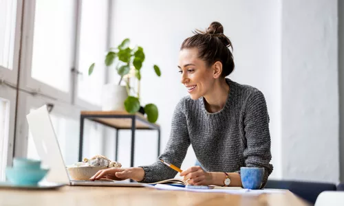 Une RH au Luxembourg utilisant son ordinateur et profitant de la simplicité d'utilisation des avantages Pluxee