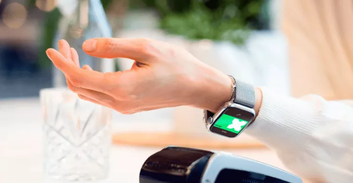 Paiement sans contact avec une carte virtuelle Pluxee via une montre connectée dans un restaurant au Luxembourg