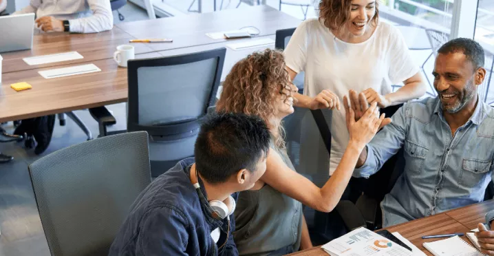 Équipe motivée et épanouie en entreprise : les clés du bien-être au travail selon Pluxee Luxembourg