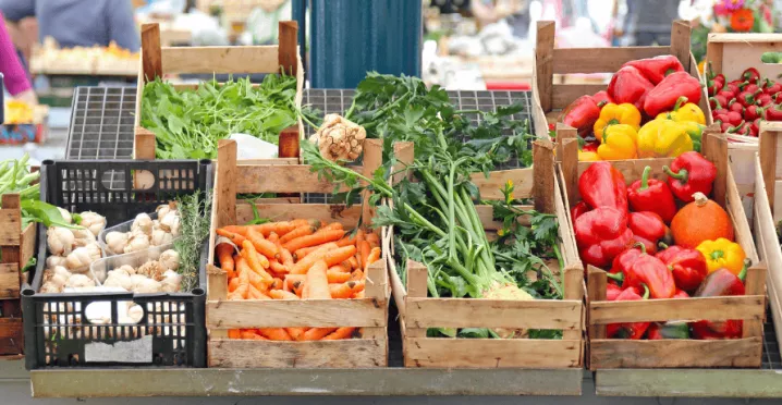 Marché de printemps au Luxembourg : fruits et légumes frais à prix avantageux. Découvrez où faire de bonnes affaires avec votre carte Pluxee au Luxembourg.
