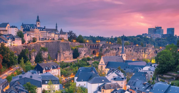Vue globale sur le Luxembourg au coucher de soleil - Pluxee vous accompagne pour vos ponts jours fériés et longs weekends pour savoir que faire au Luxembourg