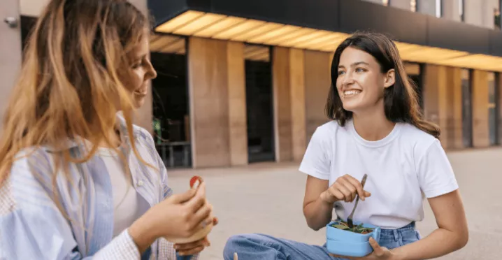 2 collègues en train de déjeuner grâce à leur chèques repas Pluxee dont la valeur faciale a augmenté au Luxembourg