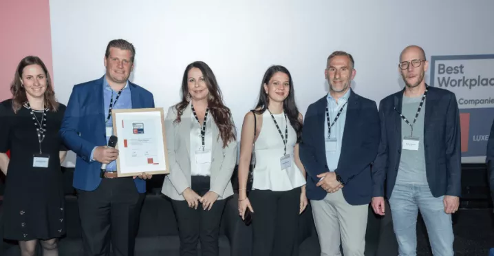 Une partie de l'équipe de Pluxee Luxembourg recevant la certification best workplaces 2025; attestant de la qualité de vie chez Pluxee et du respect de la diversité et parité