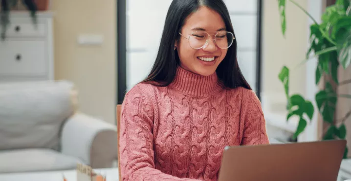 Employés concentrés sans réunions, collaboration sereine au Luxembourg