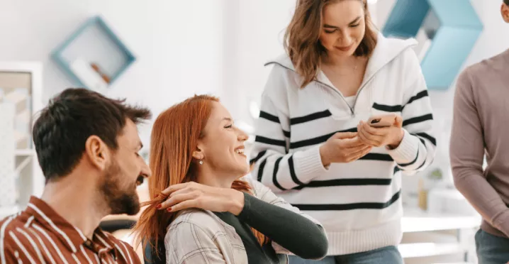 Quatre employés motivés et heureux dans leur entreprise 