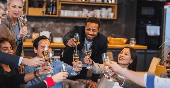 Collègues qui célèbrent la fin d'année ensemble - conseils pluxee luxembourg