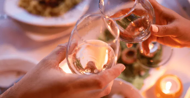 Deux amoureux trinquent avec leurs verres autour d'un repas romantique au Luxembourg