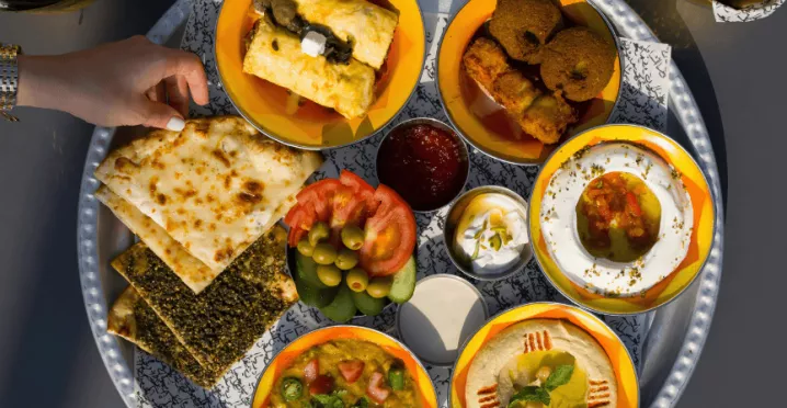 Plat végétarien sur un plateau : falafel, olives, naan, tzatziki, Baba ganousch