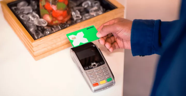 Une personne payant sur un terminal de paiement au Luxembourg avec sa carte Pluxee Lunch