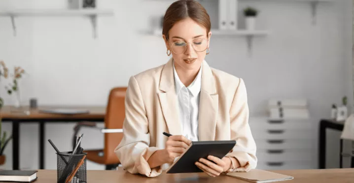 RH checkant une To-Do list