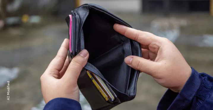Personne ouvrant son portefeuille vide