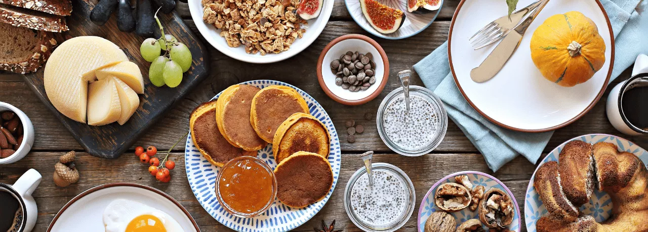 Brunch avec pancakes, croissants, fromage, yaourt, café, jus... au Luxembourg avec Pluxee