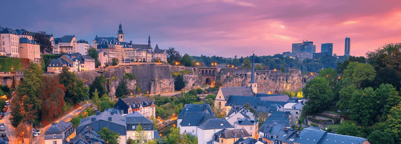 Vue globale sur le Luxembourg au coucher de soleil - Pluxee vous accompagne pour vos ponts jours fériés et longs weekends pour savoir que faire au Luxembourg