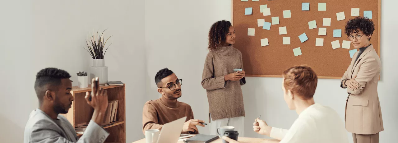 Une réunion d'employés d'une entreprise qui discutent du développement d'une stratégie RSE au Luxembourg