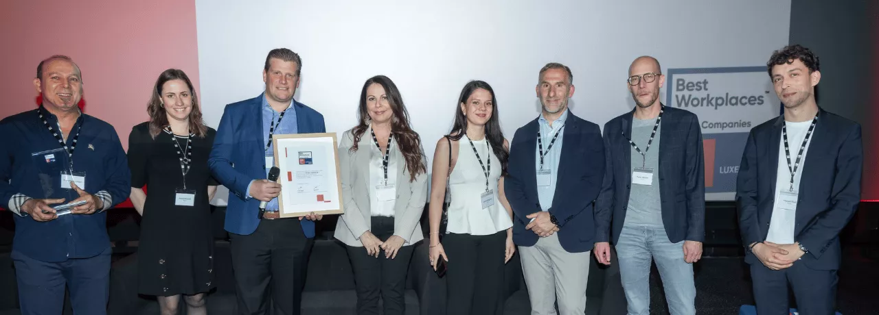 Une partie de l'équipe de Pluxee Luxembourg recevant la certification best workplaces 2025; attestant de la qualité de vie chez Pluxee et du respect de la diversité et parité