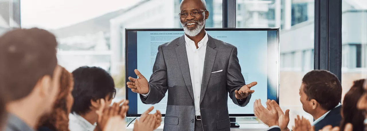 Un employé heureux, applaudi et reconnu par ses collègues