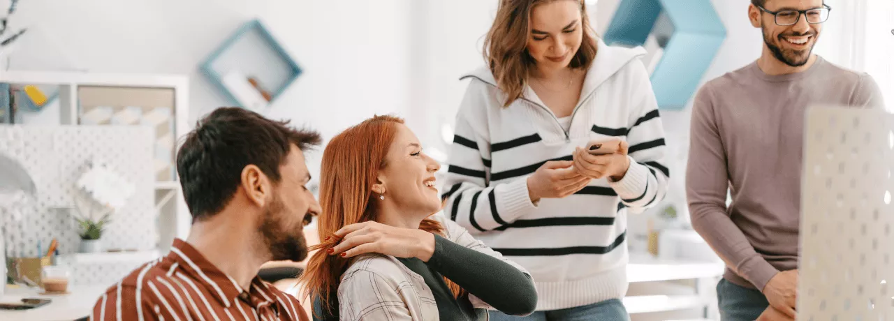 Quatre employés motivés et heureux dans leur entreprise 