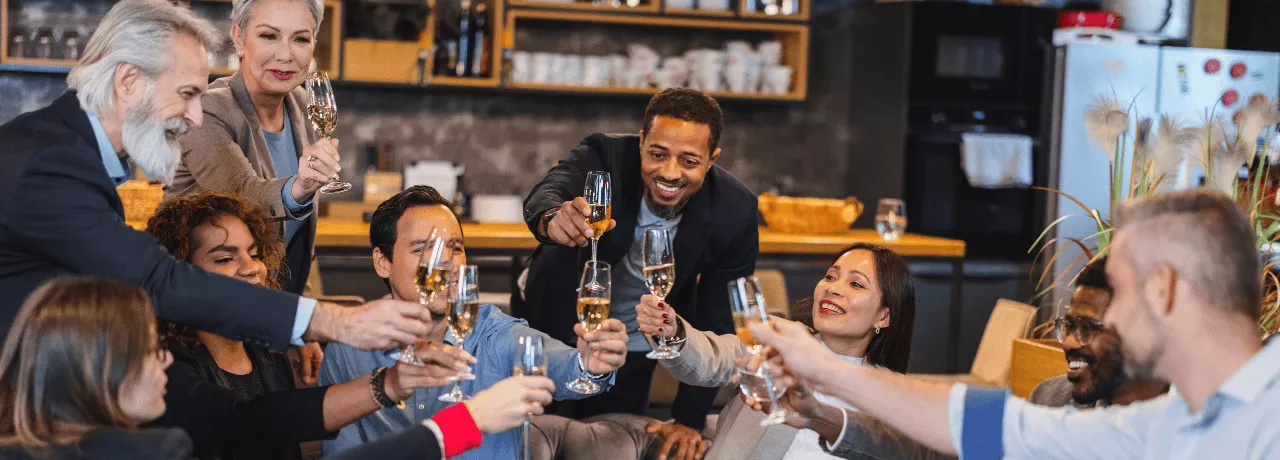 Collègues qui célèbrent la fin d'année ensemble - conseils pluxee luxembourg