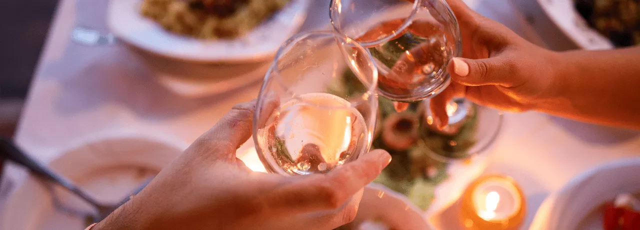 Deux amoureux trinquent avec leurs verres autour d'un repas romantique au Luxembourg