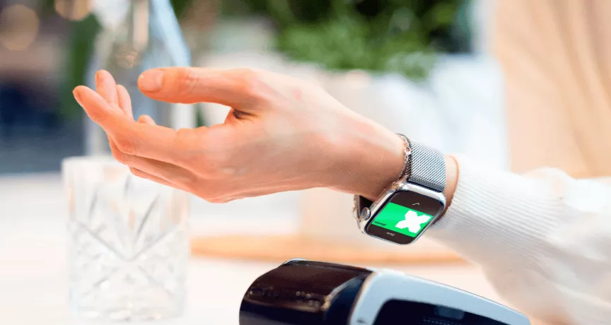 Paiement sans contact avec une carte virtuelle Pluxee via une montre connectée dans un restaurant au Luxembourg