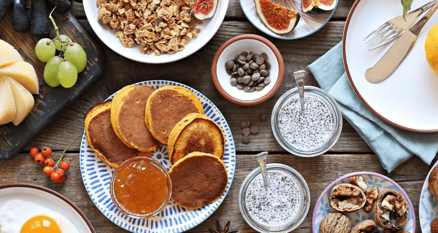 Brunch avec pancakes, croissants, fromage, yaourt, café, jus... au Luxembourg avec Pluxee