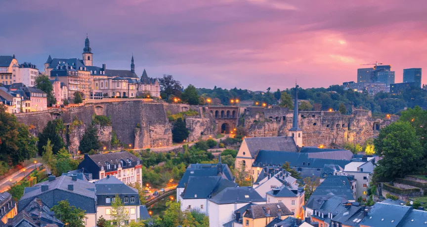 Vue globale sur le Luxembourg au coucher de soleil - Pluxee vous accompagne pour vos ponts jours fériés et longs weekends pour savoir que faire au Luxembourg