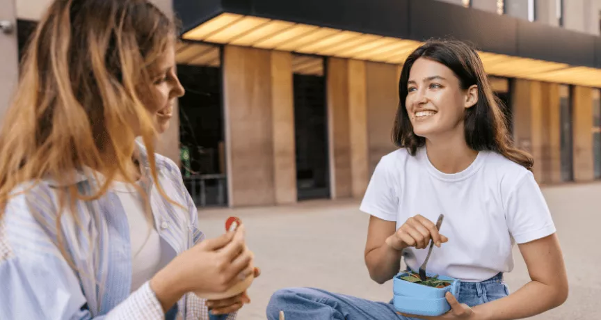 2 collègues en train de déjeuner grâce à leur chèques repas Pluxee dont la valeur faciale a augmenté au Luxembourg