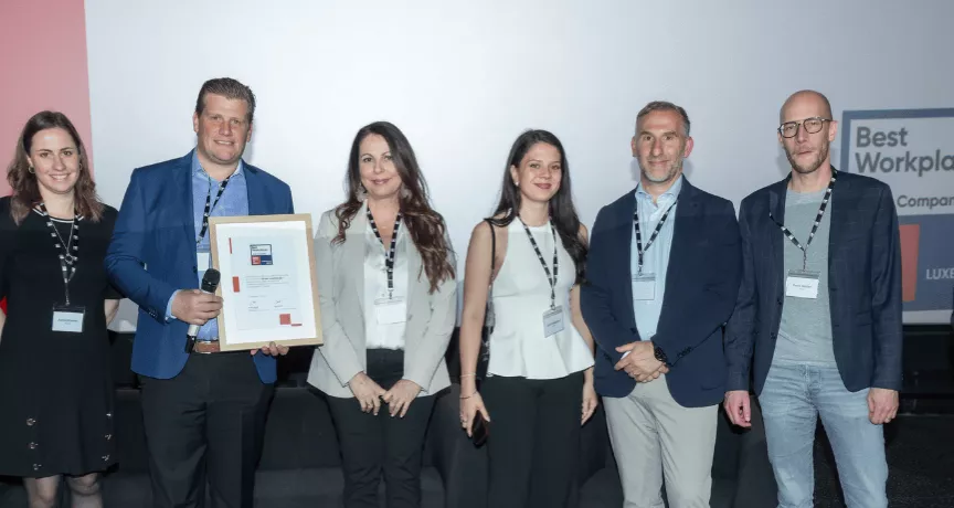 Une partie de l'équipe de Pluxee Luxembourg recevant la certification best workplaces 2025; attestant de la qualité de vie chez Pluxee et du respect de la diversité et parité
