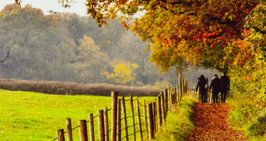 Une famille en balade en automne au Luxembourg