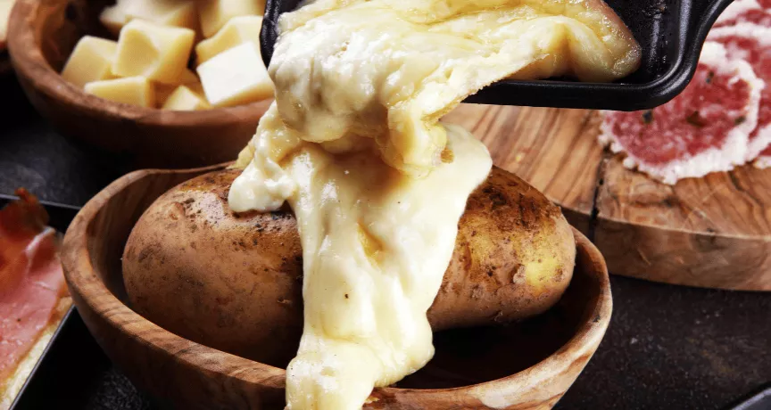 Raclette coulant sur une pomme de terre pour la saison hivernale 