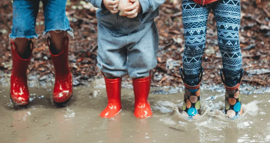 Enfants qui jouent dans la pluie pour s'occuper quand il ne fait pas beau au Luxembourg