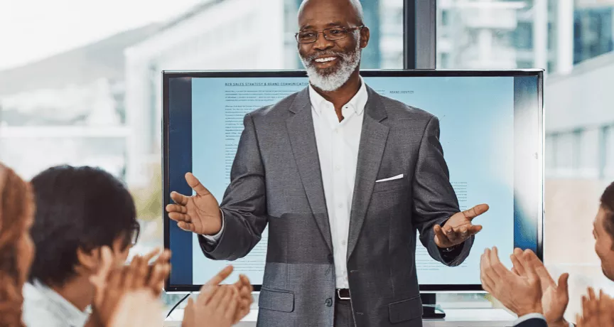 Un employé heureux, applaudi et reconnu par ses collègues