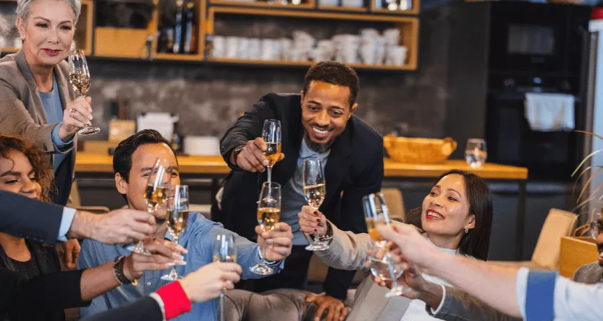 Collègues qui célèbrent la fin d'année ensemble - conseils pluxee luxembourg