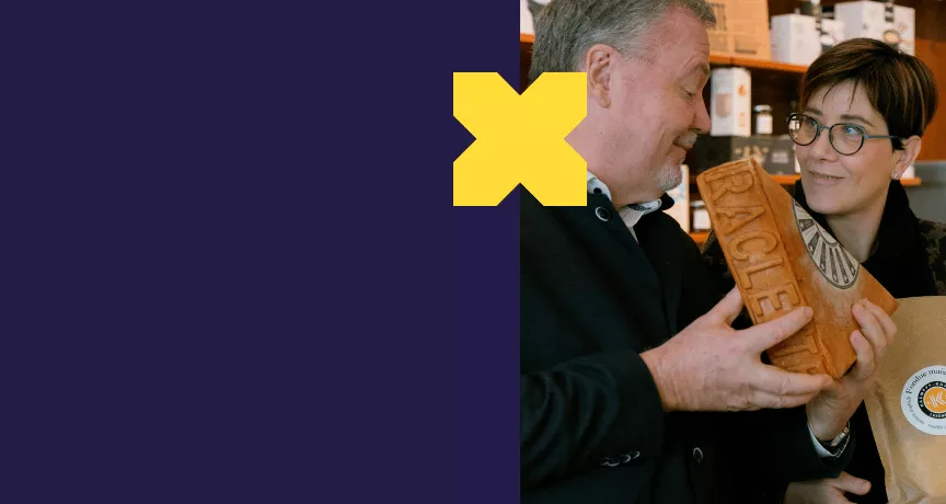 Bannière bleu nuit contenant le X Pluxee jaune ainsi qu'un portrait de Charlotte Pellissier Tanon, directrice générale de Kaempff Kohler au Luxembourg