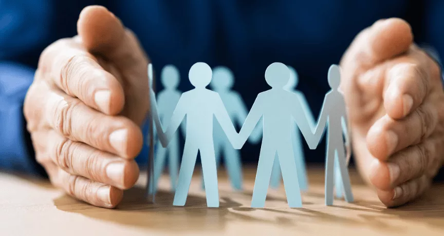 2 mains entourants de figures d'hommes et de femmes en papier représentant le RH qui veille sur ses équipes
