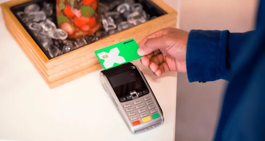 Une personne payant sur un terminal de paiement au Luxembourg avec sa carte Pluxee Lunch