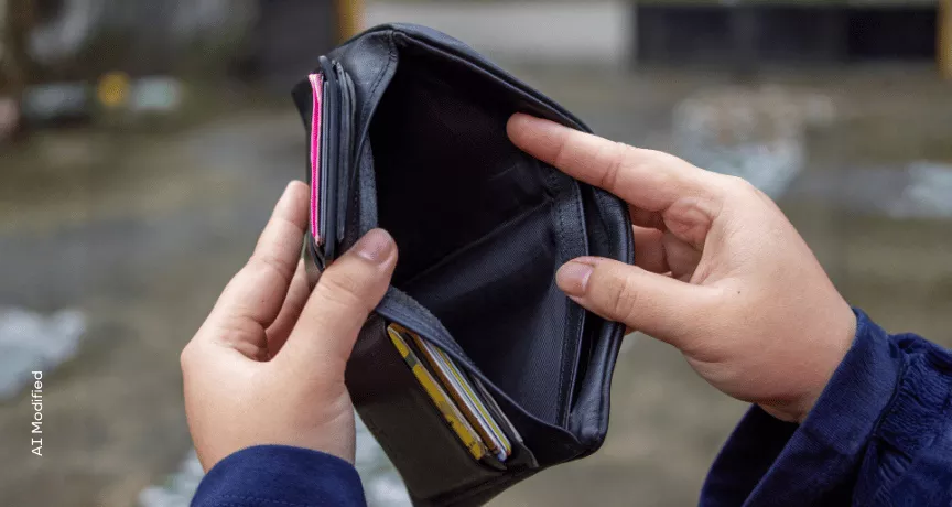 Personne ouvrant son portefeuille vide