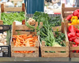 Marché de printemps au Luxembourg : fruits et légumes frais à prix avantageux. Découvrez où faire de bonnes affaires avec votre carte Pluxee au Luxembourg.