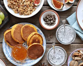 Brunch avec pancakes, croissants, fromage, yaourt, café, jus... au Luxembourg avec Pluxee